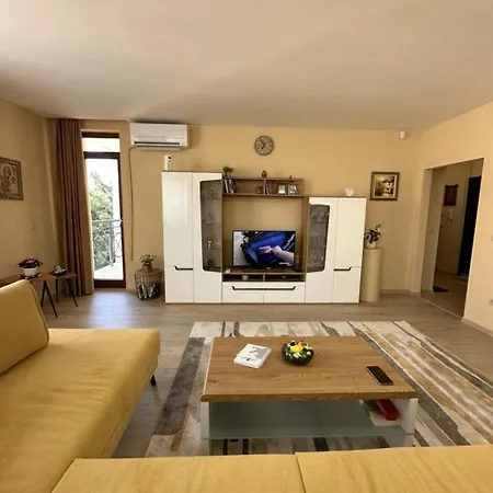Cozy 2br Golden Sands W/ Private Parking & Terrace Lejlighed