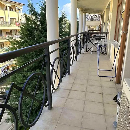 Cozy 2br Golden Sands W/ Private Parking & Terrace Lejlighed